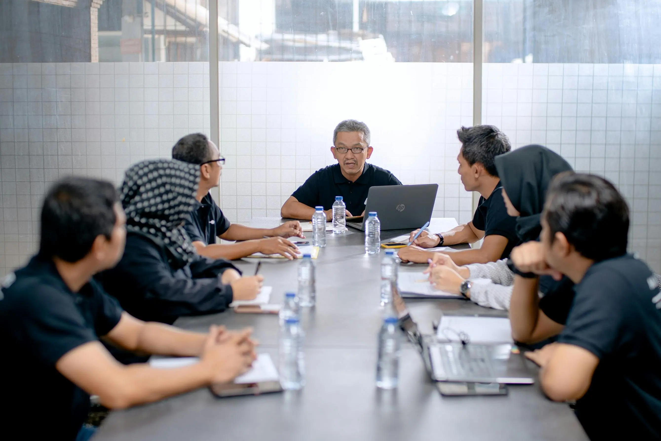 Diskusi dengan tim logistik